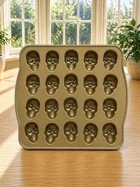 New-Nordic Ware USA Haunted Skull Bites Cakelet Pan William-Sonoma 2.5 Cups
